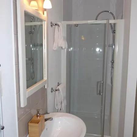 Frühstückspension La Vergne 3*